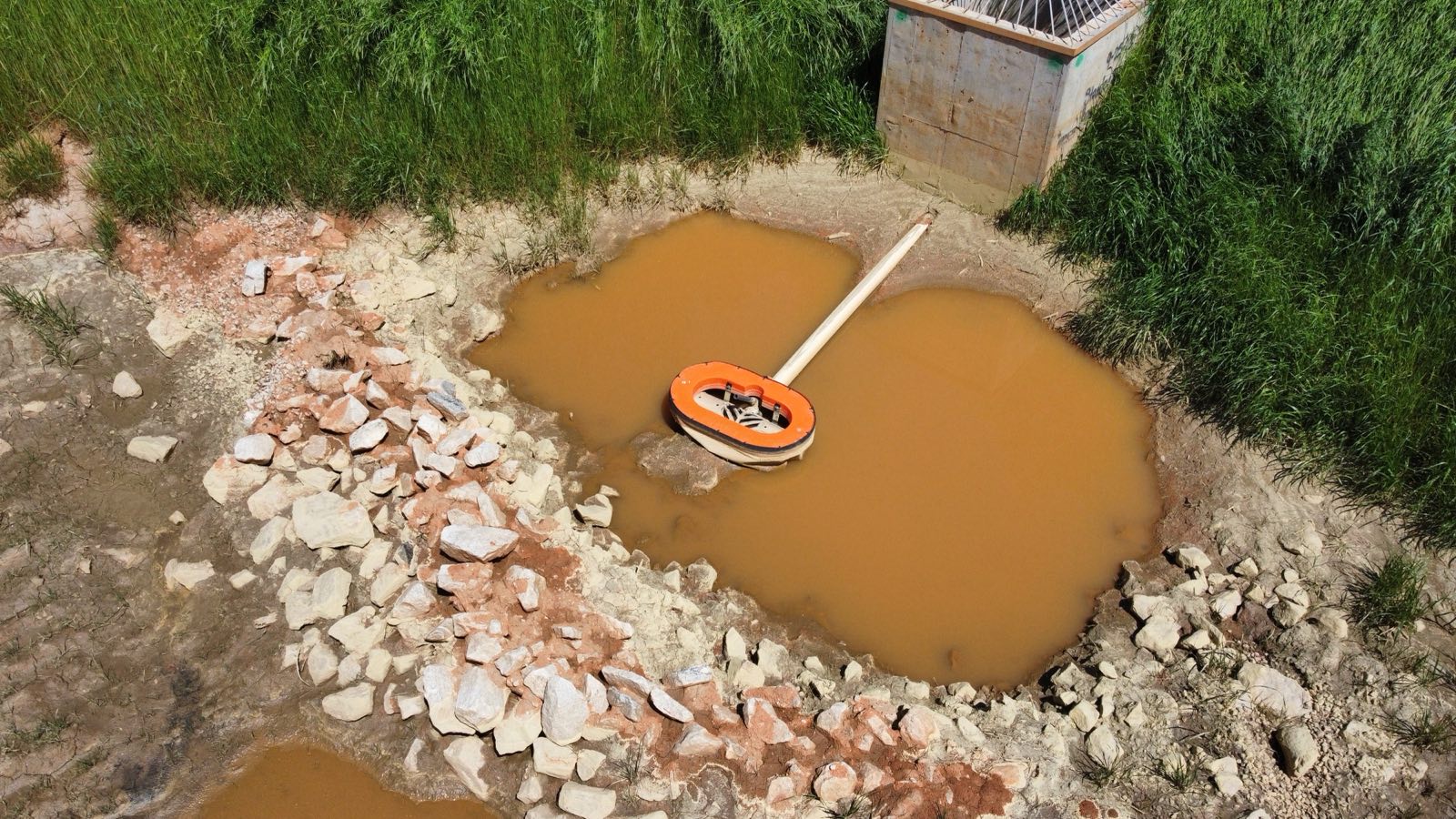 Retention pond with floating stormwater skimmer